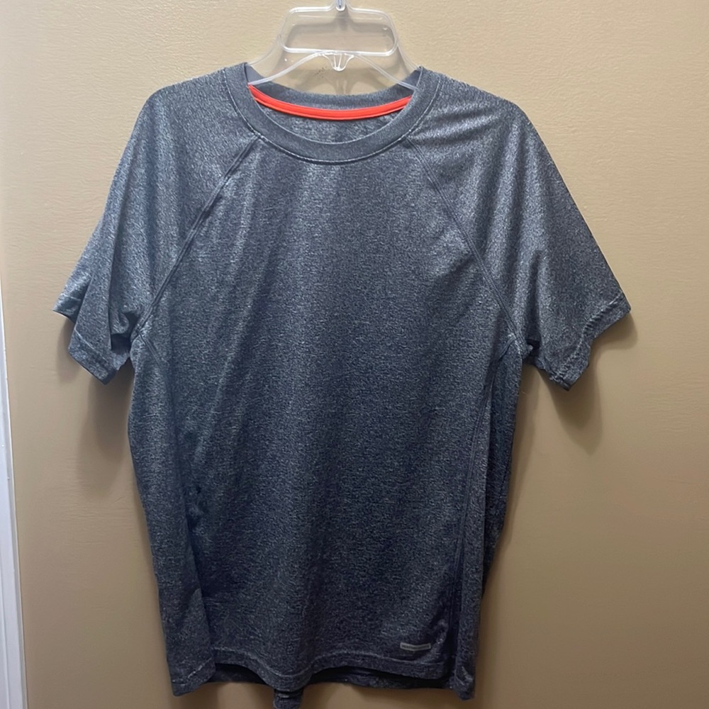 Tek gear T-Shirt fits size small no size tags